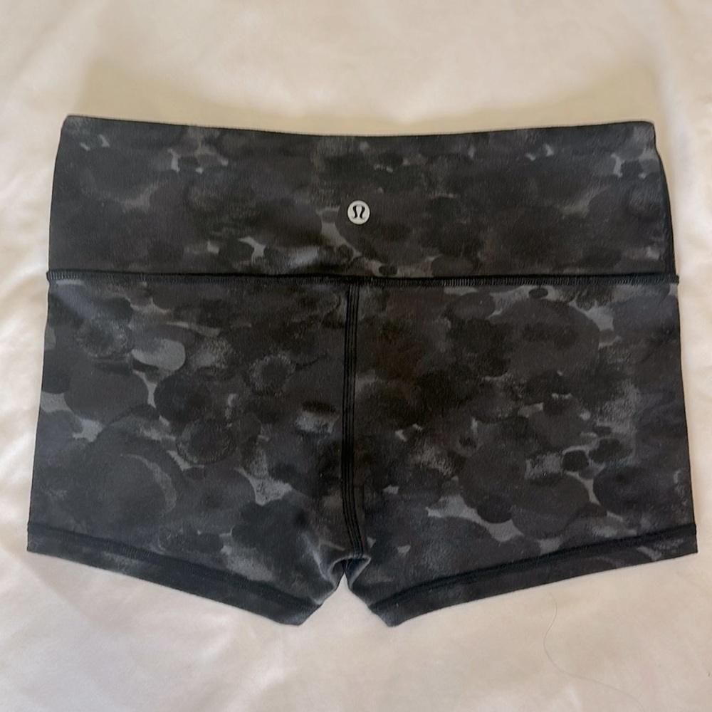Lululemon Athletic black and grey booty shorts size 6 women’s